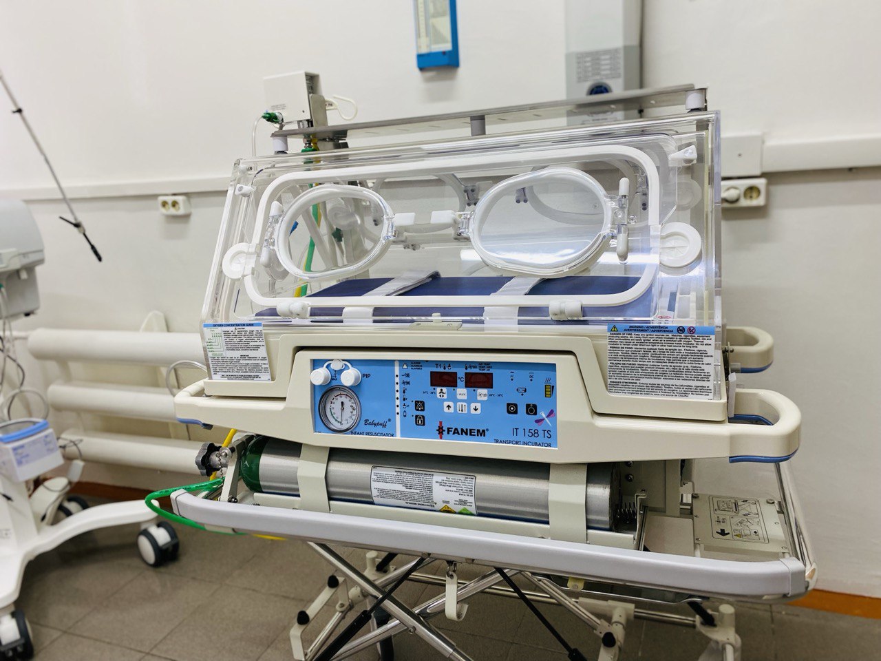 современный транспортный кювез для новорожденных